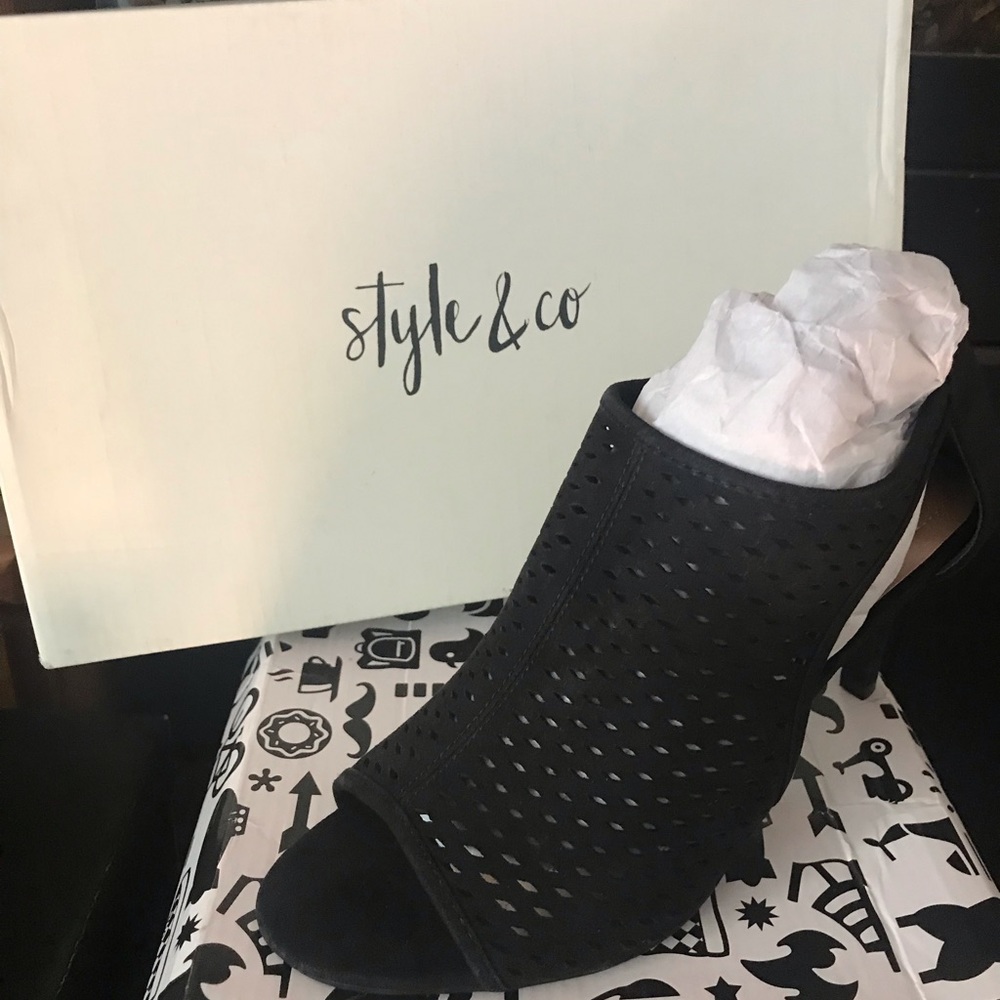 Women’s size 7 1/2 black peep toe heels
